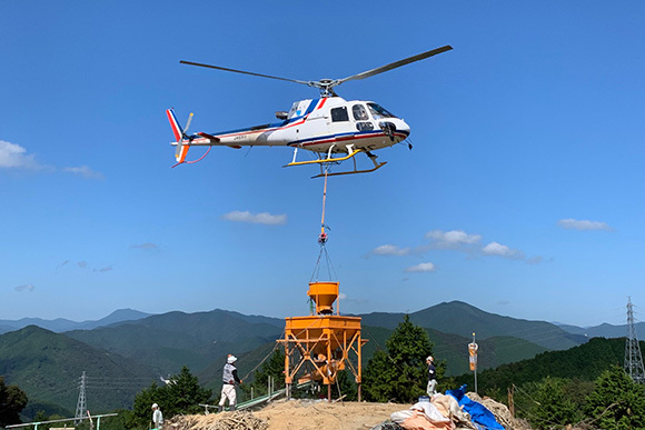 ヘリコプターや索道で資材を運ぶ